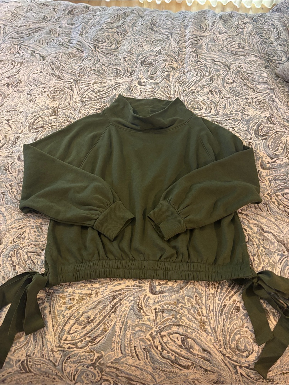 🌺🌺 NWT Loft cropped sweatshirt